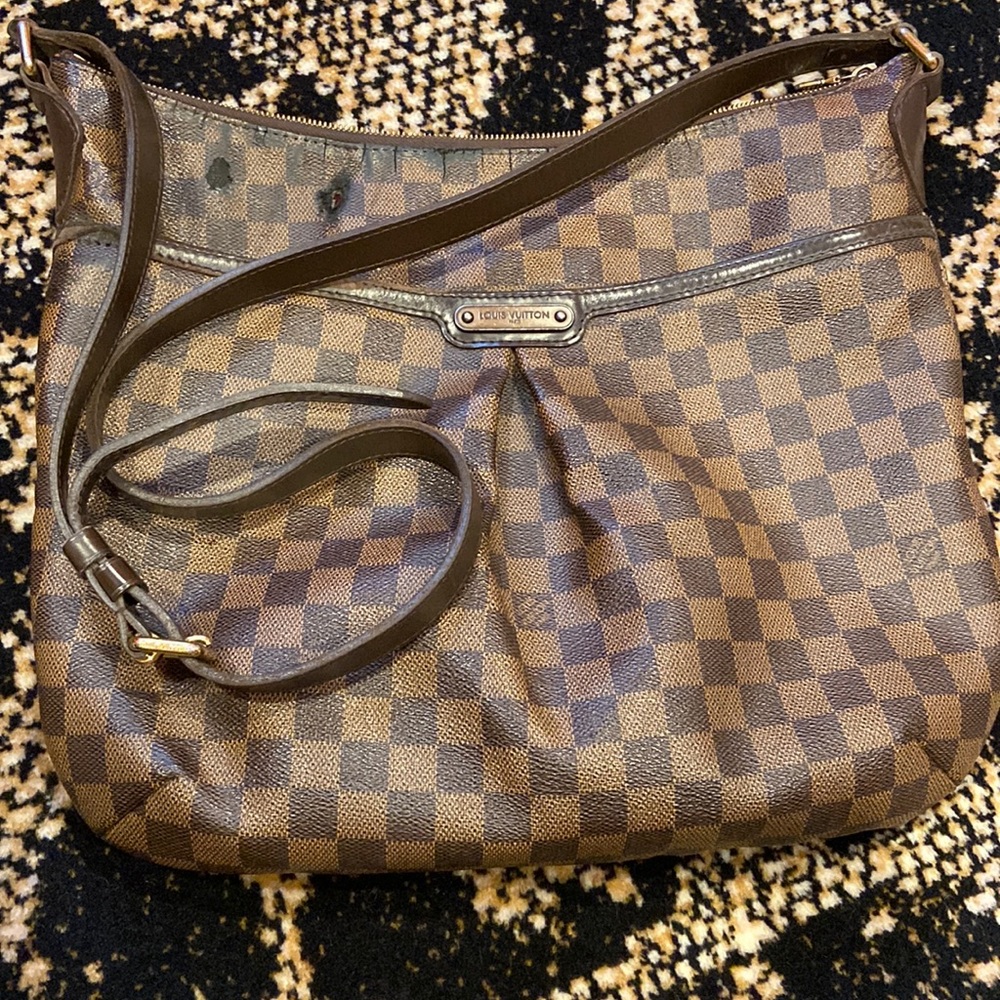Auth LV bag. Few burn marks by top main zipper. Needs cleaning on the inside :)